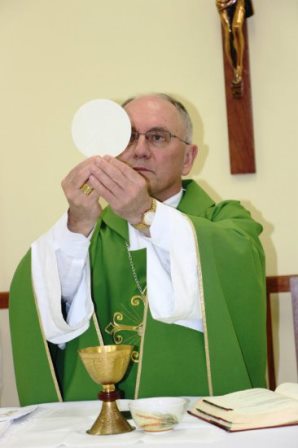 Primeira celebração eucarística presidida por Dom Rafael Biernaski com os padres de Blumenau